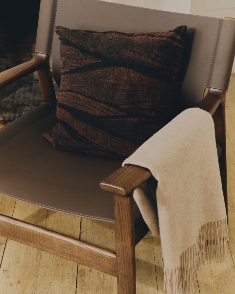 Чехол для подушки Frilo из коричневого хлопково-льняного жаккарда 50 x 50 см от интернет-магазина IDODOM.RU