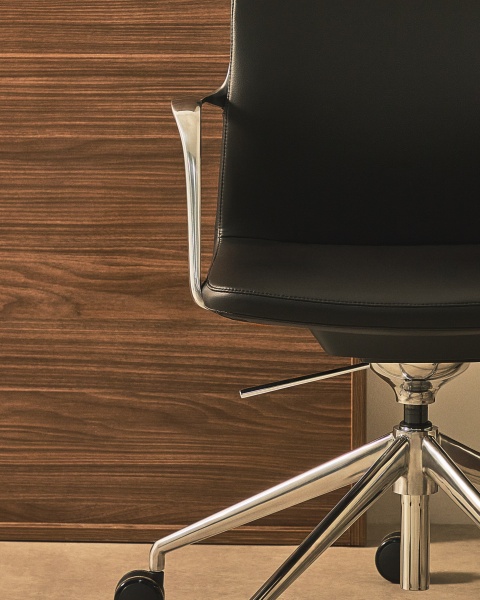 Офисный стул Nerlan из черной экокожи с алюминиевой рамой от интернет-магазина IDODOM.RU