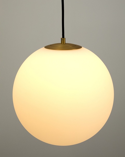 Подвесной светильник Brisia из металла в латунной отделке со стеклянным плафоном Ø30 см от интернет-магазина IDODOM.RU