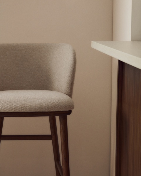 Барный стул Ciselia из бежевого шенилла с ножками из ясеня в отделке орех от интернет-магазина IDODOM.RU
