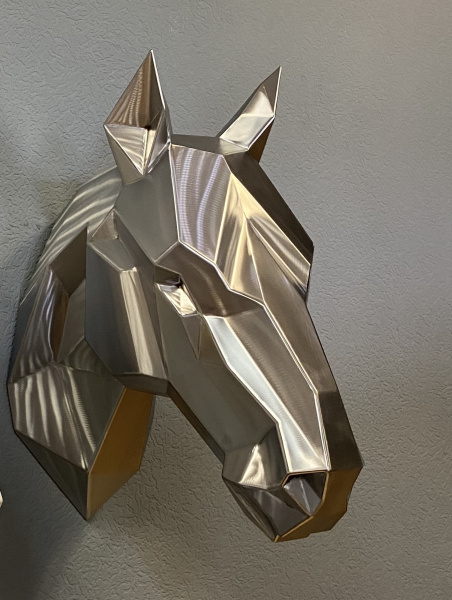 Голова лошади. Полигональная скульптура из нержавеющей стали. Финиш: Шлифовка. Цвет: Серебро. от интернет-магазина IDODOM.RU