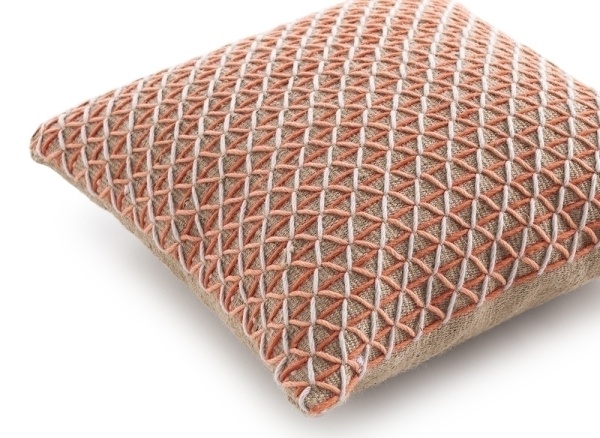 Подушка Raw Pink 50x50 от интернет-магазина IDODOM.RU