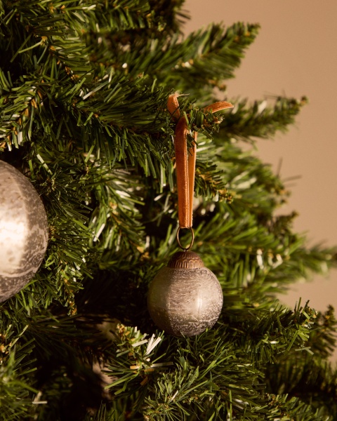 Набор из 4 рождественских шаров Blama из переработанного серебряного стекла, Ø 6 см от интернет-магазина IDODOM.RU