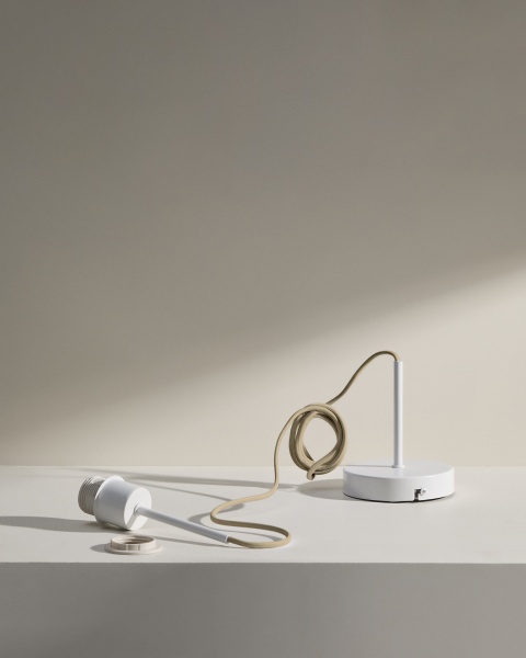 Основание металлического светильника Fluvia белого цвета, 150 см от интернет-магазина IDODOM.RU