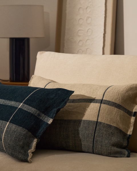 Чехол для подушки Eron из льна бежевого и синего цвета с бахромой 40 x 60 см от интернет-магазина IDODOM.RU