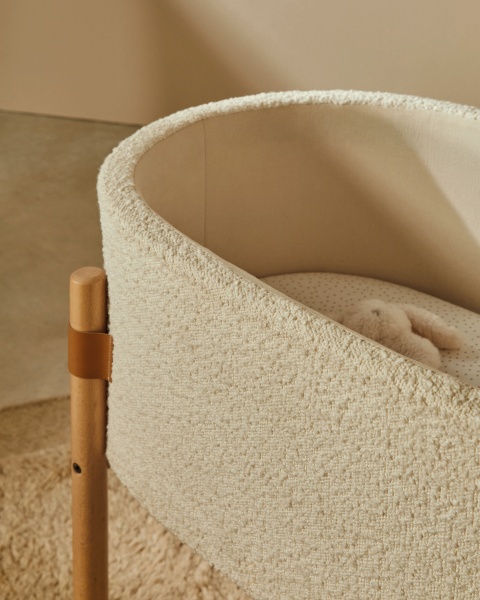 Кровать Adara Moses с белым флисом и ножками из массива бука 63 x 44,5 см от интернет-магазина IDODOM.RU