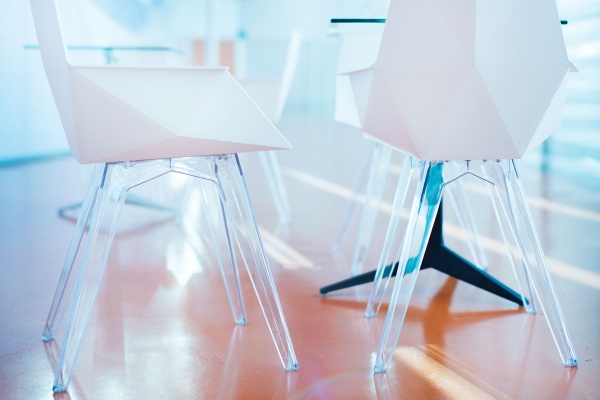 Стул Faz с подлокотниками на прозрачных ножках от интернет-магазина IDODOM.RU