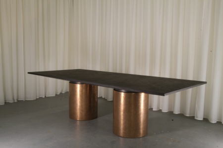 Обеденный стол Гиппо. Отделка микробетон(столешница) и жидкий металл(ноги). от интернет-магазина IDODOM.RU