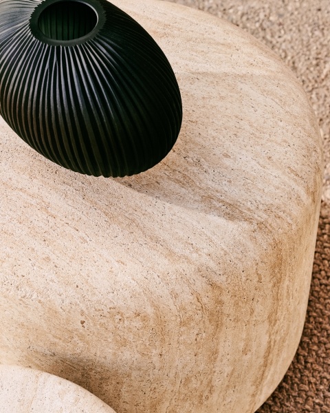 Цементный столик Drasi с отделкой под травертин Ø60 см от интернет-магазина IDODOM.RU