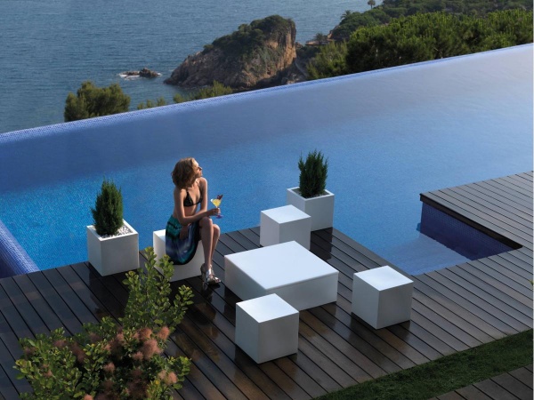 Столик Quadrat Jut от интернет-магазина IDODOM.RU