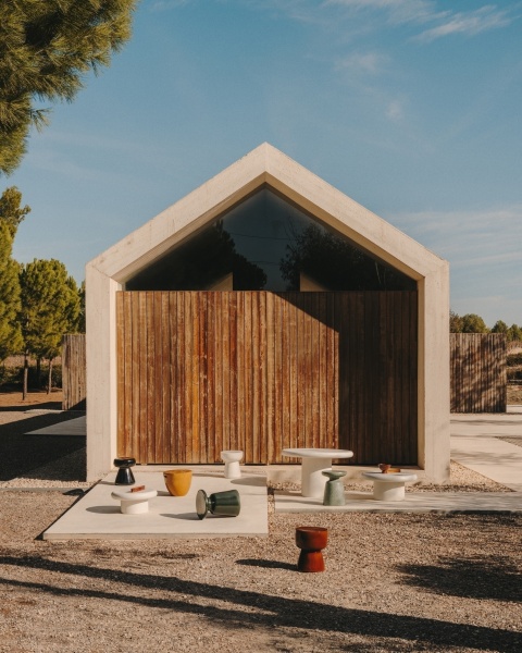 Mesquida Приставной столик из керамики горчичный от интернет-магазина IDODOM.RU