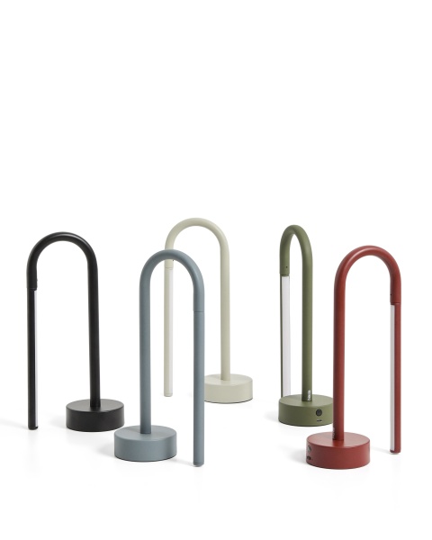 Переносная настольная лампа Bow из красного алюминия от интернет-магазина IDODOM.RU