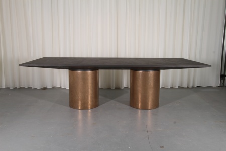 Обеденный стол Гиппо. Отделка микробетон(столешница) и жидкий металл(ноги). от интернет-магазина IDODOM.RU