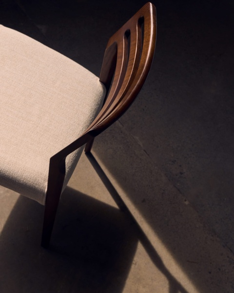 Стул Cudia из бежевой синели из массива дуба с отделкой орех FSC Mix Credi от интернет-магазина IDODOM.RU