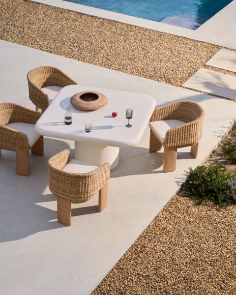 Уличный стол Addaia цемент, белый 135 x 135 см от интернет-магазина IDODOM.RU