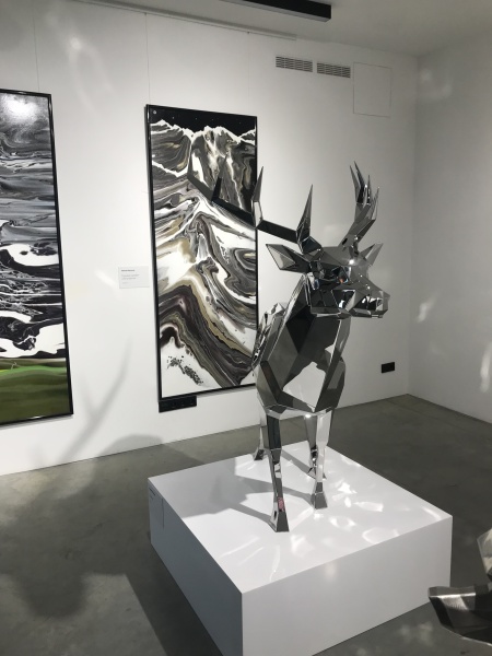 Олень. Полигональная скульптура из нержавеющей стали. Финиш: полировка. Цвет: Хром. Высота: 150 см.