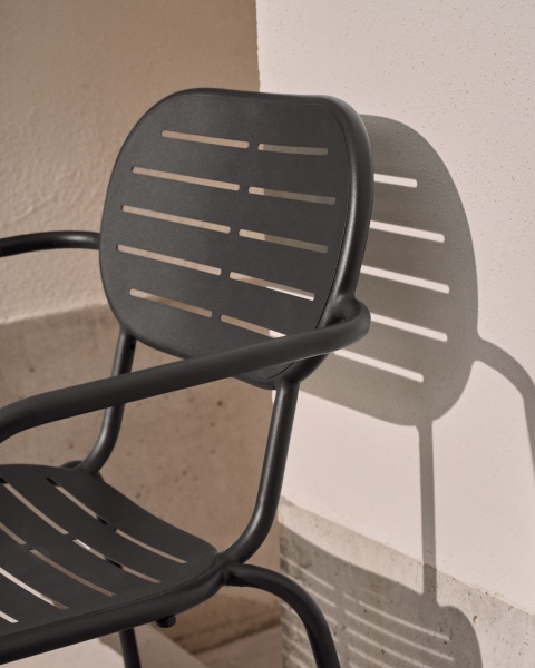 Стул для улицы Brai с подлокотниками из оцинкованной стали тёмно-серого цвета от интернет-магазина IDODOM.RU