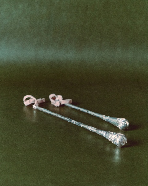 Набор из 2 подвесных украшений Alsenia из серебристого переработанного стекла, 25,5 см от интернет-магазина IDODOM.RU