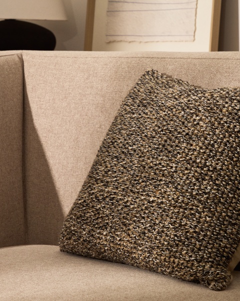 Чехол для подушки Tivra из хлопка и джута черного цвета 45 x 45 см от интернет-магазина IDODOM.RU