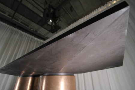 Обеденный стол Гиппо. Отделка микробетон(столешница) и жидкий металл(ноги). от интернет-магазина IDODOM.RU