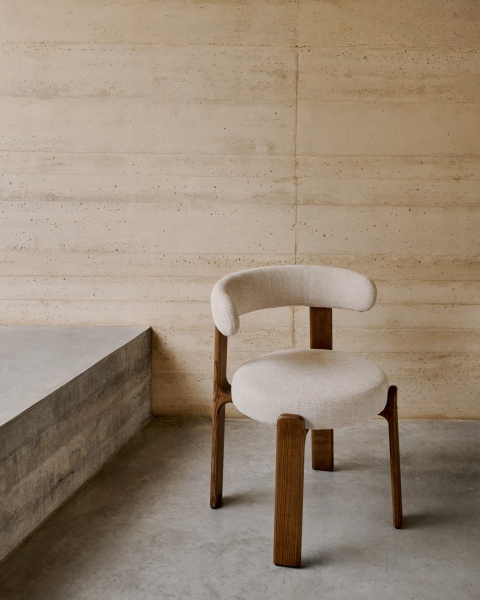 Granite Стул на 4 ножках из бежевого шенилла и массива ясеня в отделке орех от интернет-магазина IDODOM.RU