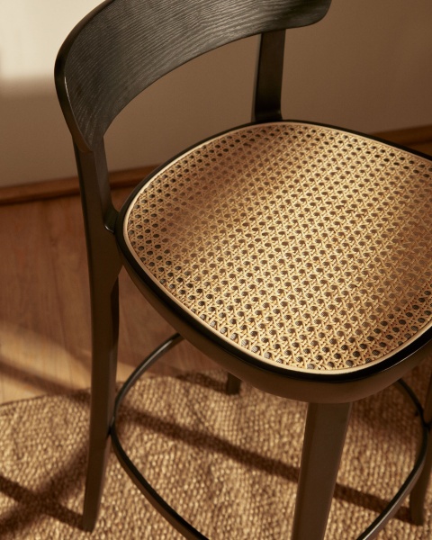 Romane Барный стул из бука с черной отделкой шпона ясеня и сиденьем из ротанга 75 см от интернет-магазина IDODOM.RU