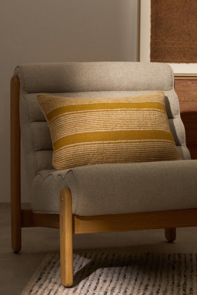 Чехол для подушки Aylin из горчичного и бежевого джута с вышивкой 40 x 60 см от интернет-магазина IDODOM.RU