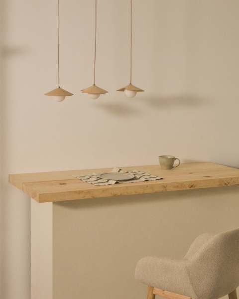 Подвесной светильник из дуба Wilara с 3 белыми шарами из дымчатого стекла от интернет-магазина IDODOM.RU