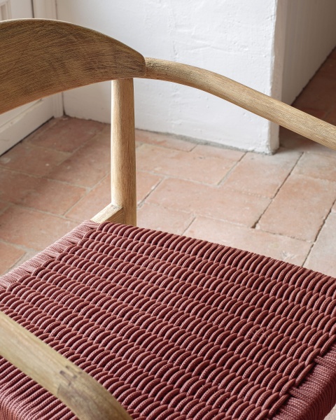 Стул Glynis из массива эвкалипта с розовой веревкой от интернет-магазина IDODOM.RU