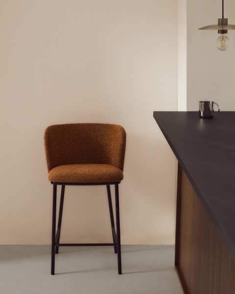 Полубарный стул Ciselia из терракотового шенилла с ножками из черной стали от интернет-магазина IDODOM.RU
