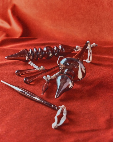 Набор из 2 подвесных украшений Alsenia из коричневого переработанного стекла, 20 см от интернет-магазина IDODOM.RU