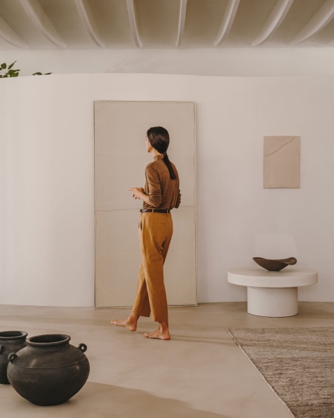 Aiguablava Круглый журнальный столик из белого цемента Ø 90 см от интернет-магазина IDODOM.RU