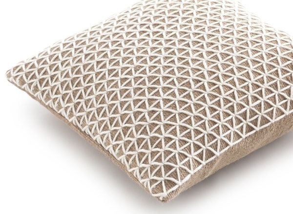 Подушка Raw White 50x50 от интернет-магазина IDODOM.RU