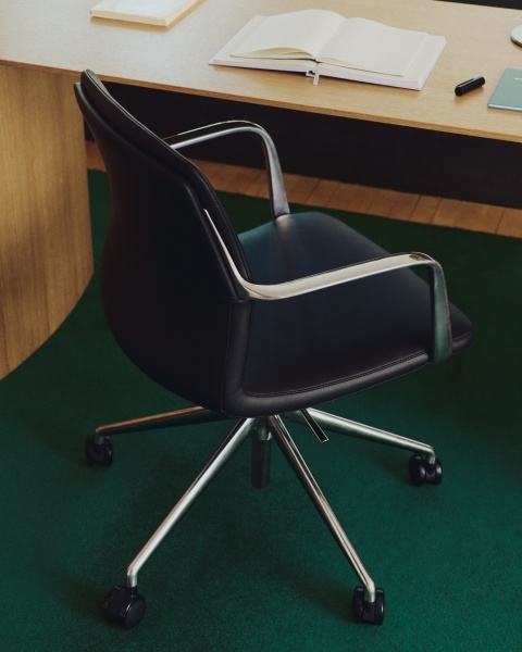 Офисный стул Nerlan из черной экокожи с алюминиевой рамой от интернет-магазина IDODOM.RU