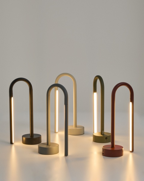 Переносная настольная лампа Bow из красного алюминия от интернет-магазина IDODOM.RU