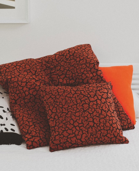 Подушка Rift Red 66*66 от интернет-магазина IDODOM.RU