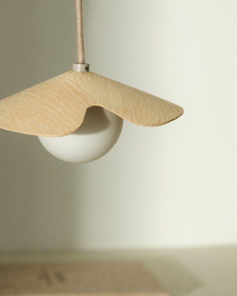 Потолочный светильник Wilara из дуба с шаром из белого матового стекла от интернет-магазина IDODOM.RU