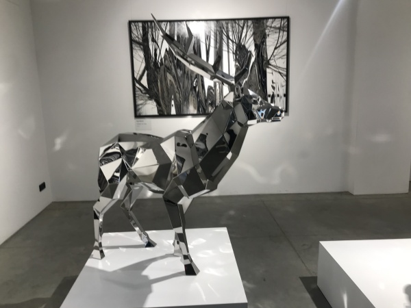 Олень. Полигональная скульптура из нержавеющей стали. Финиш: полировка. Цвет: Хром. Высота: 150 см.