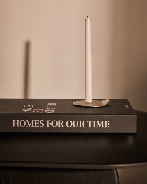 Подсвечник Quira из серебристого алюминия от интернет-магазина IDODOM.RU