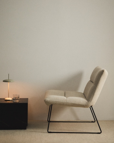 Кресло Asen из бежевого шенилла с черными стальными ножками от интернет-магазина IDODOM.RU