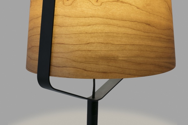 Настольная лампа Stood дерево/черная от интернет-магазина IDODOM.RU