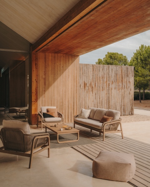 Комплект Vellana: 3-местный диван, 2 кресла и журнальный столик из 100% массива акации от интернет-магазина IDODOM.RU