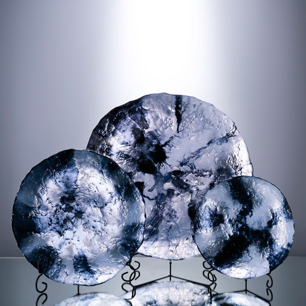 Тарелка Cloyd MATENO Dish / ø40 см - синее стекло (арт.50054) от интернет-магазина IDODOM.RU