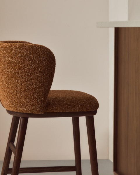 Полубарный стул Ciselia из терракотового шенилла с ножками из ясеня в отделке орех от интернет-магазина IDODOM.RU