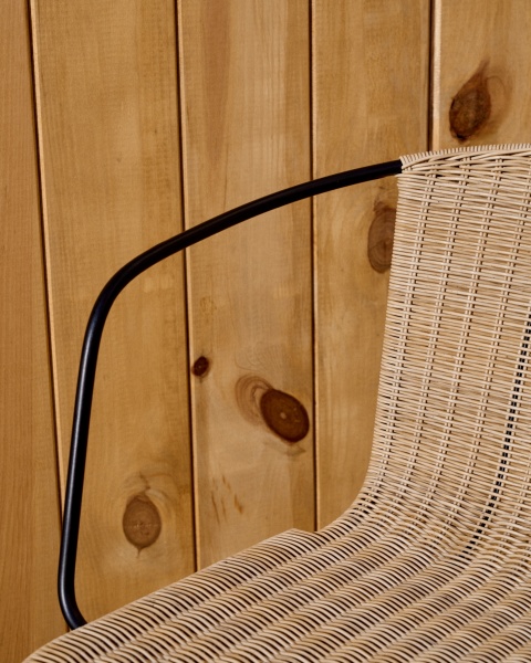 Уличный стул Eltiera из искусственного ротанга с черной стальной рамой от интернет-магазина IDODOM.RU