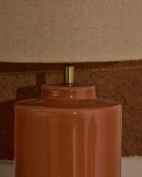 Керамическая настольная лампа Daeli с оранжевой отделкой и бежевым хлопком от интернет-магазина IDODOM.RU