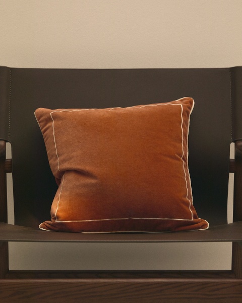 Оранжевый бархатный чехол Tivani с и контрастной вышивкой, 45 x 45 см от интернет-магазина IDODOM.RU