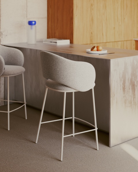 Полубарный стул Maina из плотной бежевой шенилли и ножками в бежевой отделке, 65 см от интернет-магазина IDODOM.RU