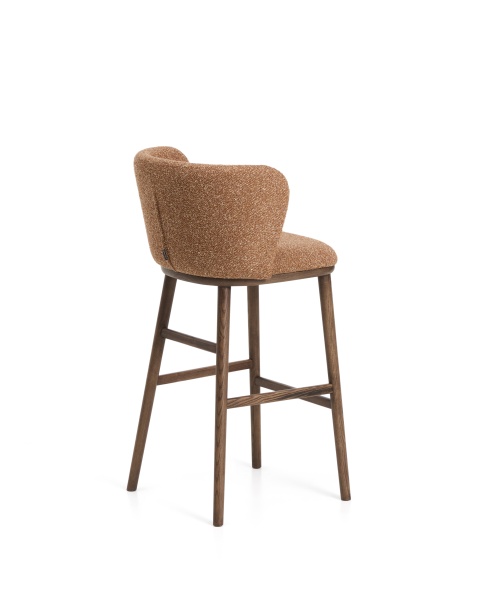 Барный стул Ciselia из терракотового шенилла с ножками из ясеня в отделке орех от интернет-магазина IDODOM.RU
