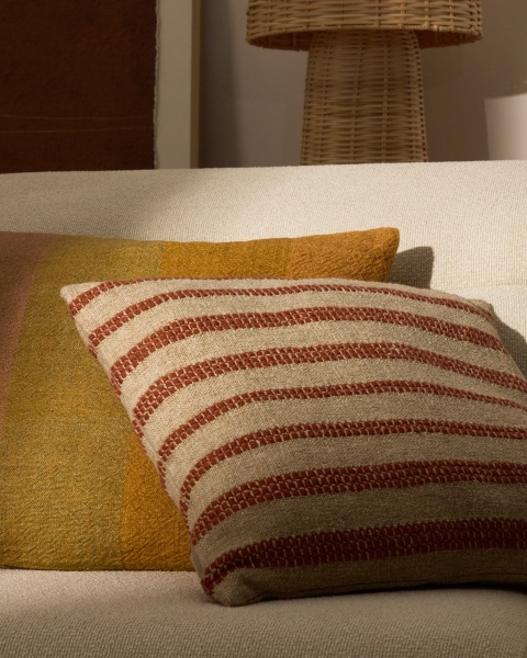 Чехол для подушки Naila из полиэстра терракотового цвета в контрастную полоску 50 х 50 см от интернет-магазина IDODOM.RU